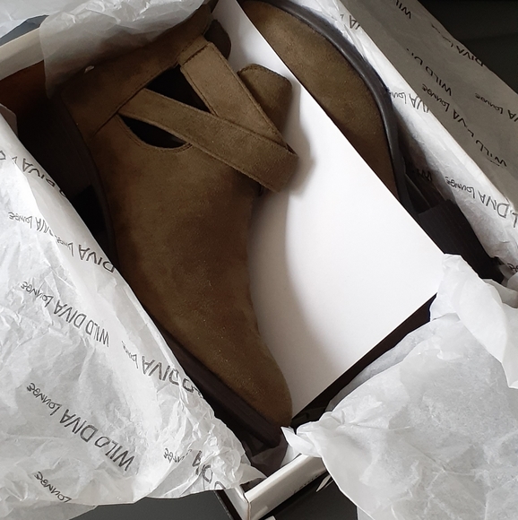 Wild Diva Shoes - Olive faux suede booties (size 8)